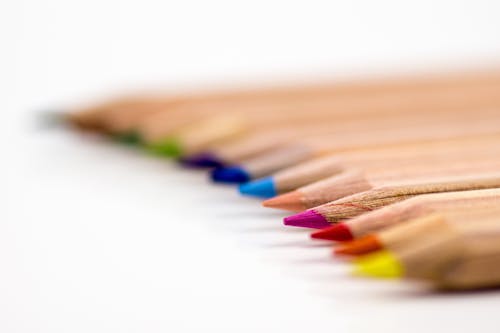 бесплатная Выборочная фокусировка партии цветных карандашей Стоковое фото