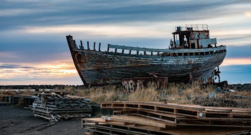 Foto profissional grátis de abandonado, arrasado, barco