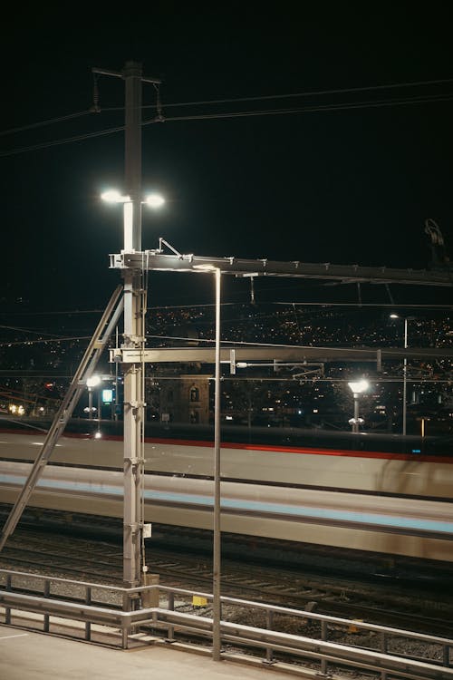 Gratis stockfoto met bewegende trein, nachtfotografie, plaats