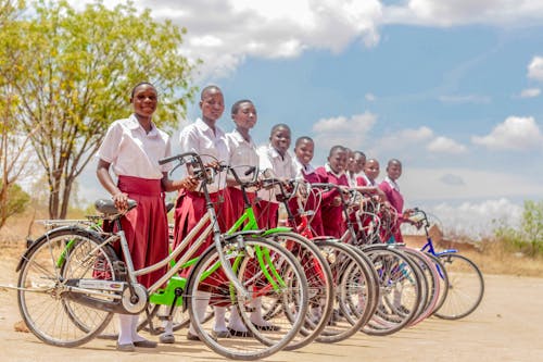 Filles à Côté De Vélos