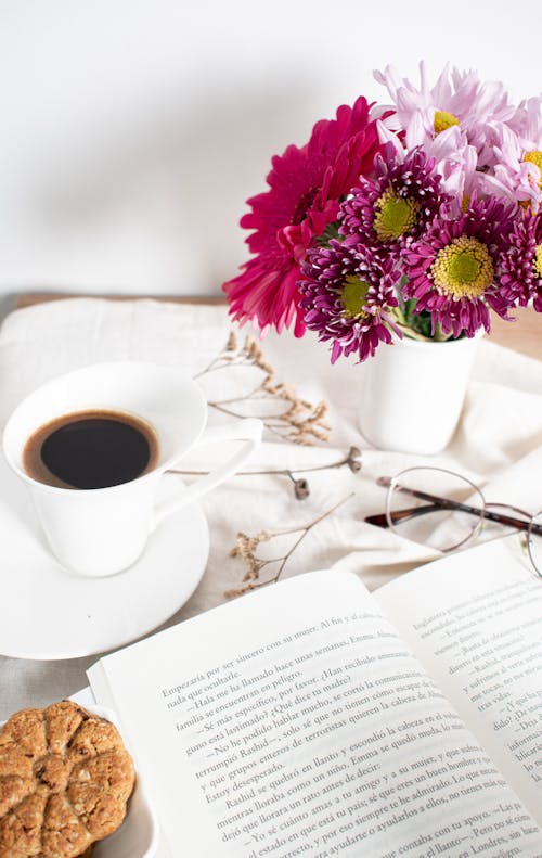 Free Domingo de lectura y flores. Stock Photo