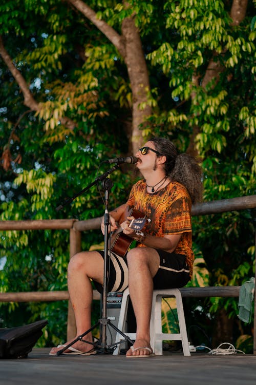 Fotobanka s bezplatnými fotkami na tému akustická gitara, gitarista, hranie