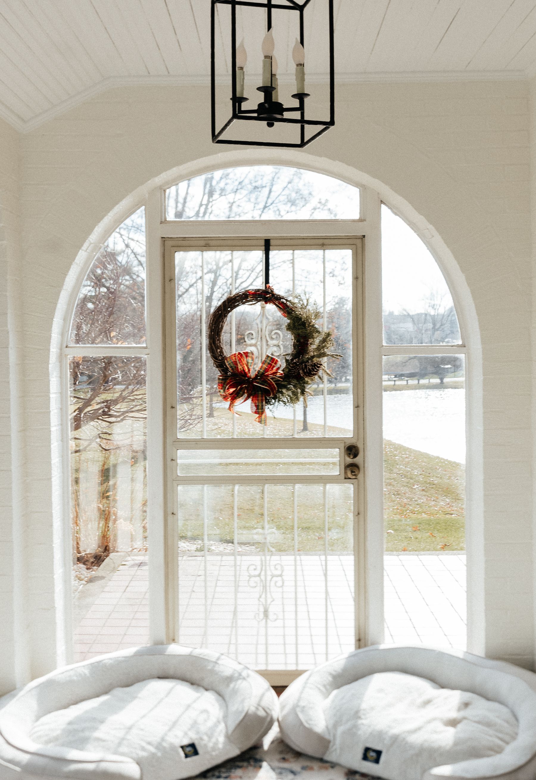 Small Christmas-decorated interior using vertical space