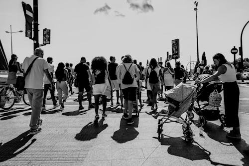 Foto stok gratis berjalan, hitam & putih, jalan-jalan kota