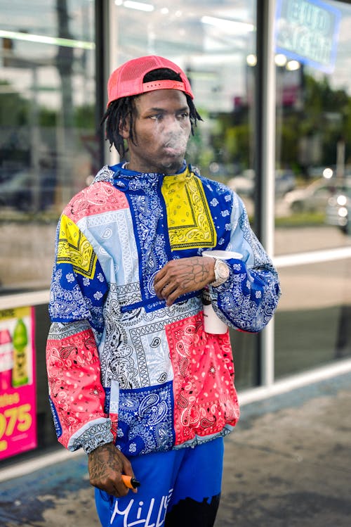 Foto profissional grátis de boné, de pé, excêntrico