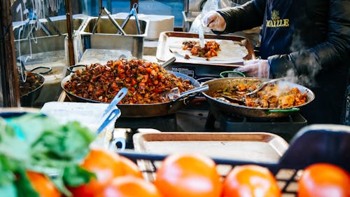 Fotografia Com Foco Diferencial De Pessoa A Preparar Alimentos