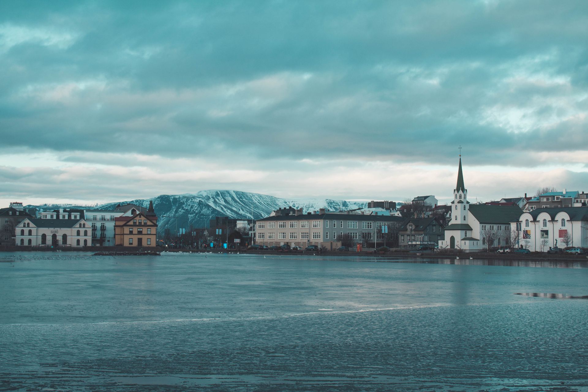 Le lac Tjörnin à Reykjavík, en Islande, le matin