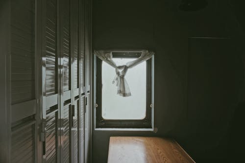 Безкоштовне стокове фото на тему «вікно, дерев’яний стіл, Завіса»