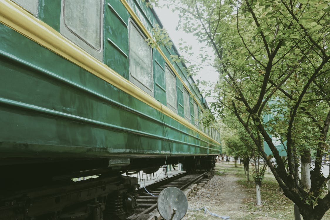 緑と黄色の列車