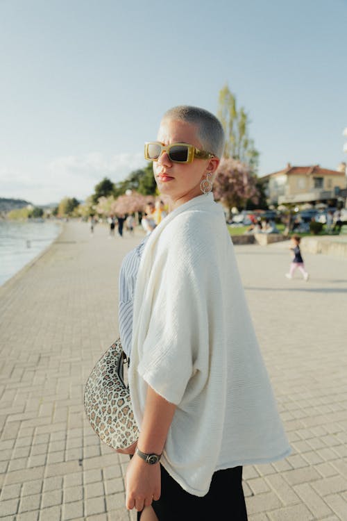 Fotobanka s bezplatnými fotkami na tému blondína, bunda, krátke vlasy