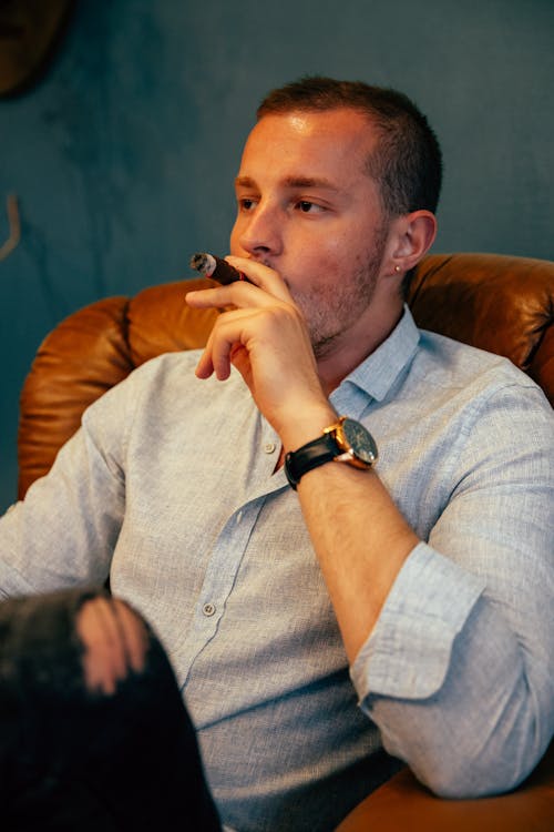 Δωρεάν στοκ φωτογραφιών με άνδρας, καθιστός, κάπνισμα