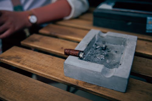 A cigar is sitting on a table