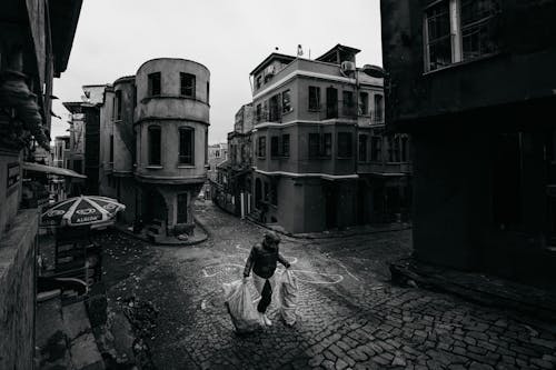 Foto d'estoc gratuïta de blanc i negre, buit, caminant