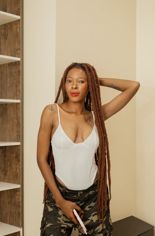 Free A woman with dreadlocks posing in a room Stock Photo