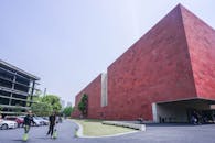 当代城市景观中，引人注目的红色建筑立面与行人相映成趣