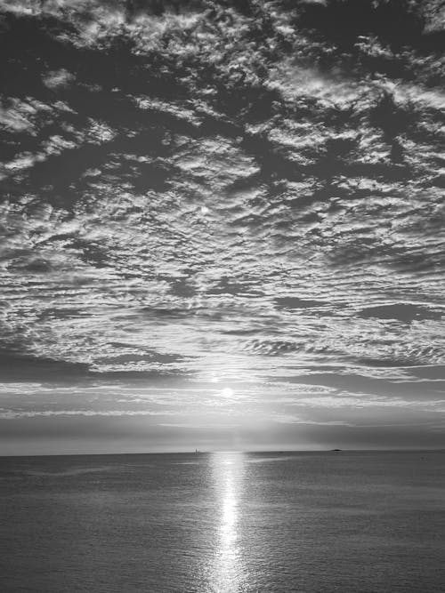 Darmowe zdjęcie z galerii z chmury, czarno-biały, morze
