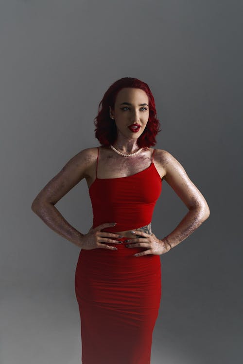 Darmowe zdjęcie z galerii z czerwona sukienka, farbowane włosy, fotografia mody