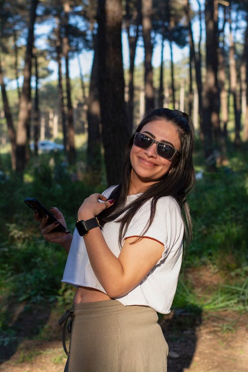 Gratis stockfoto met blanke vrouw, blij, bomen