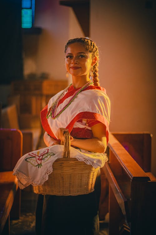 Foto stok gratis baju tradisional, kaum wanita, keranjang