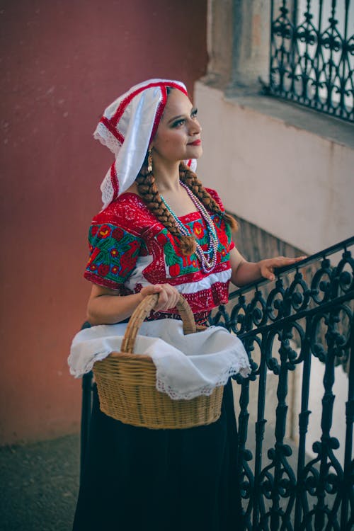 Fotobanka s bezplatnými fotkami na tému červené pery, držanie, folklór