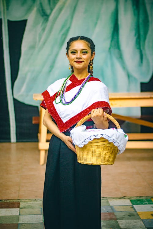 Fotobanka s bezplatnými fotkami na tému bruneta, červené pery, folklór