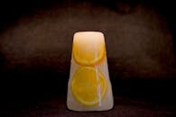 特写镜头中，柑橘香味的蜡烛嵌着柠檬片，照亮了室内