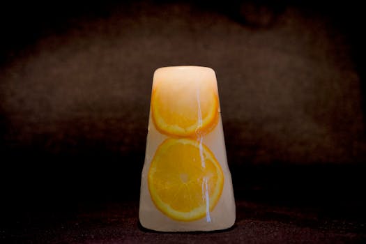 特写镜头中，柑橘香味的蜡烛嵌着柠檬片，照亮了室内