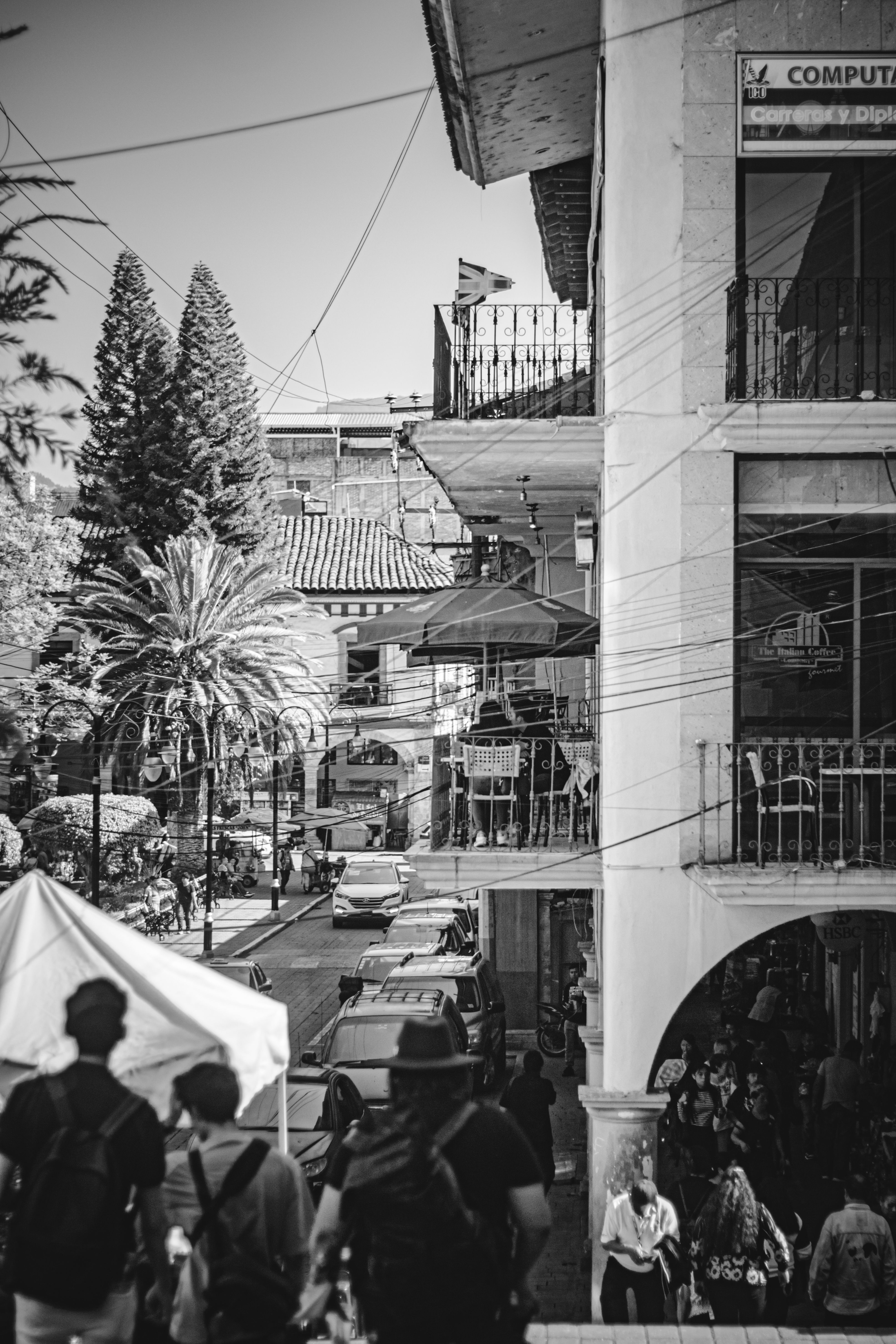 Street and Building in Town in Black and White · Free Stock Photo