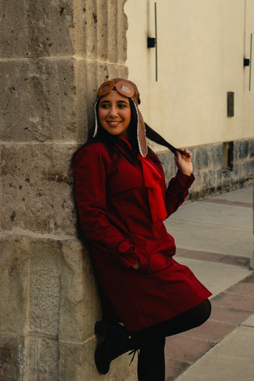 Fotobanka s bezplatnými fotkami na tému červená bunda, dlhé vlasy, kabát