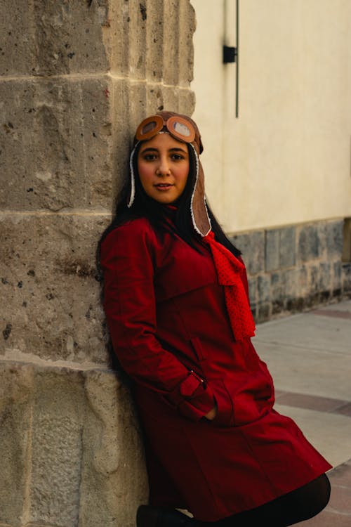 Fotobanka s bezplatnými fotkami na tému červená bunda, mladá žena, na zvislo