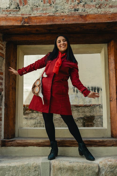 Základová fotografie zdarma na téma brunetka, budova, červený kabát
