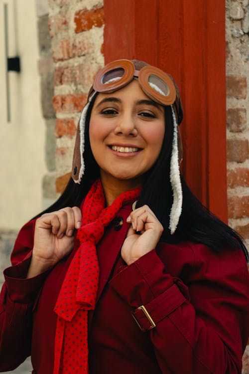 Foto d'estoc gratuïta de abric vermell, barret d aviador, bonic