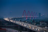 黄昏时分，明亮的城市桥梁与道路风景，捕捉到了夜间交通的活力