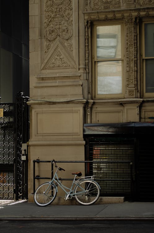 Безкоштовне стокове фото на тему «велосипед, вертикальні постріл, зовнішнє оформлення будівлі»