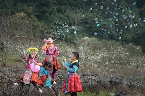 Vier Meisjes Spelen Bubbels Op Het Veld