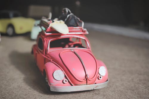 Różowy Model Volkswagena Beetle Na Brązowej Powierzchni