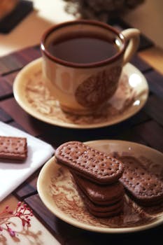 碟子里放着温暖的饮料和点心，非常适合度过一个舒适的早晨