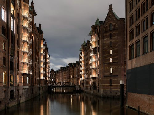 Foto profissional grátis de cair da noite, canal, cidade