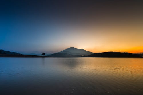 Perairan Tenang Dekat Mountain View