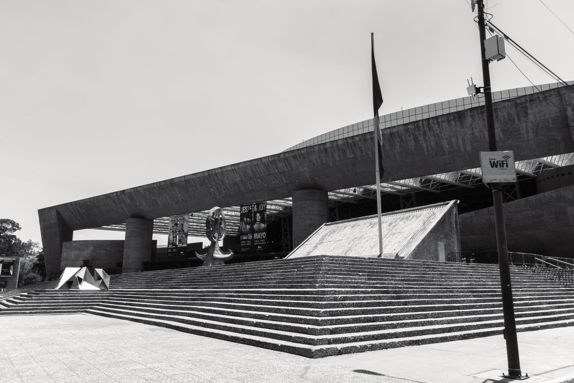 Fachada del Auditorio Nacional en Ciudad de México vista desde Paseo de la Reforma