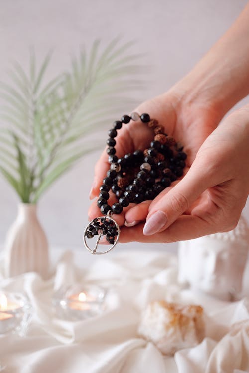 Fotobanka s bezplatnými fotkami na tému amulet, držanie, elegantný