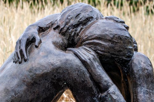 A bronze sculpture of two people hugging