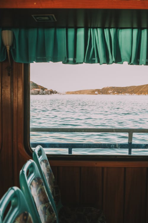Darmowe zdjęcie z galerii z kurtyna, morze, okna