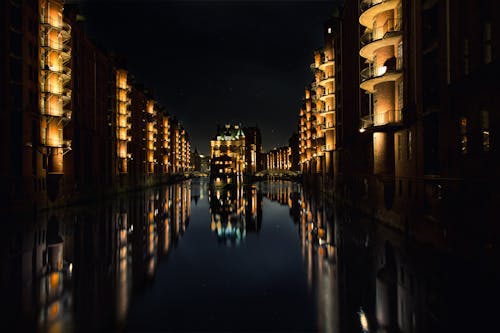 Отражение зданий на воде в ночное время