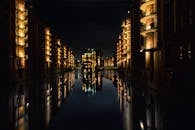 夜间探索德国历史仓库中令人惊叹的照明建筑