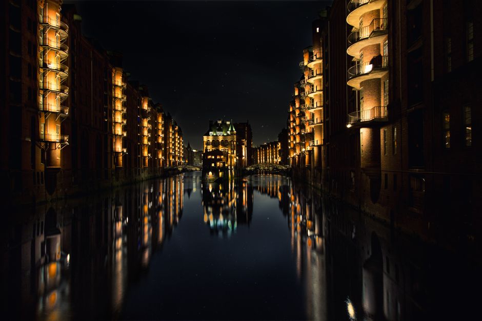 <b>8. Encouraging Cross-Cultural Connections: Building Bridges, Breaking Barriers</b> <b>8. Encouraging Cross-Cultural Connections: Building Bridges, Breaking Barriers</b>