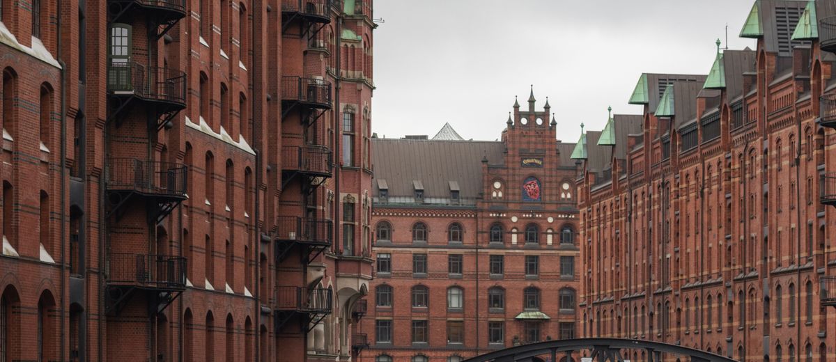 Puente y almacenes de la Speicherstadt, en Hamburgo