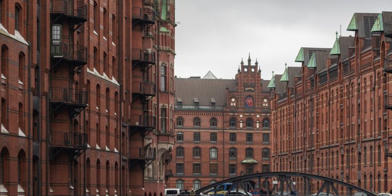 Puente y almacenes de la Speicherstadt, en Hamburgo