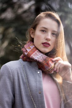 戴着彩色围巾的时尚女性肖像