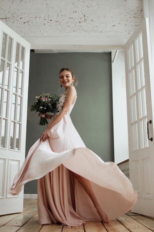 Femme Debout Et Tenant Le Bouquet